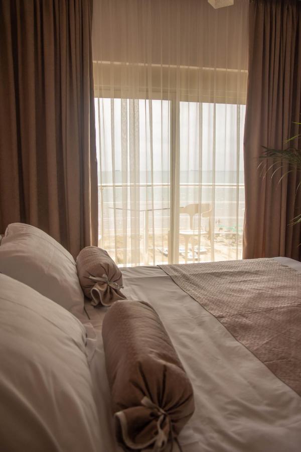 Wave Beachfront Apartments Durres Ngoại thất bức ảnh