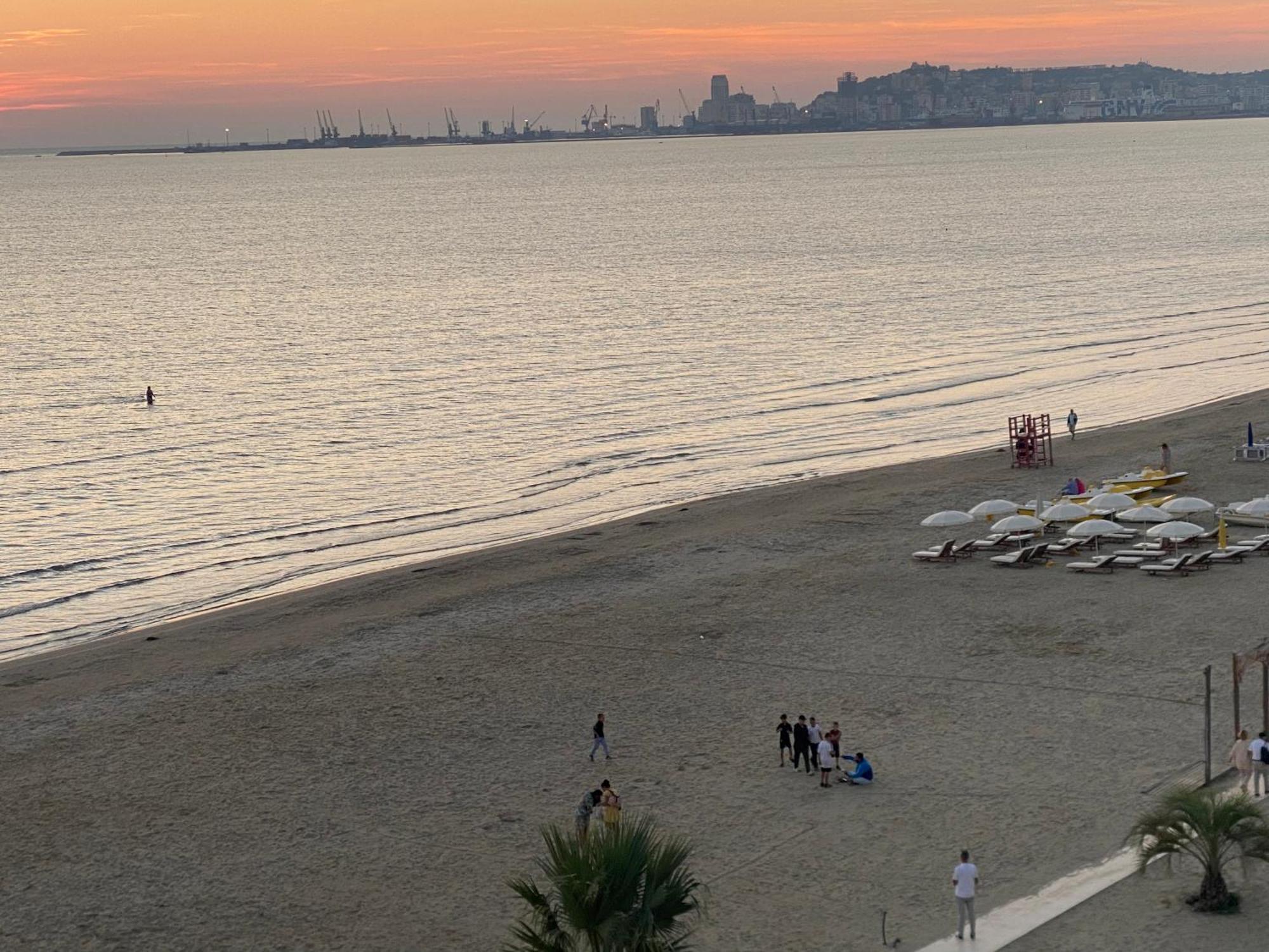 Wave Beachfront Apartments Durres Ngoại thất bức ảnh
