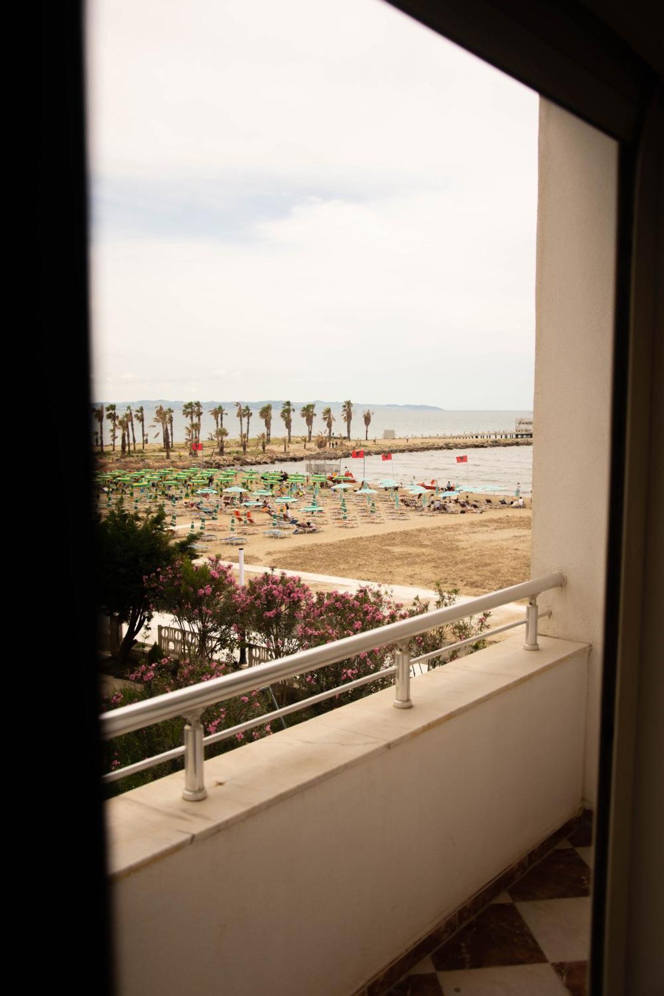 Wave Beachfront Apartments Durres Ngoại thất bức ảnh